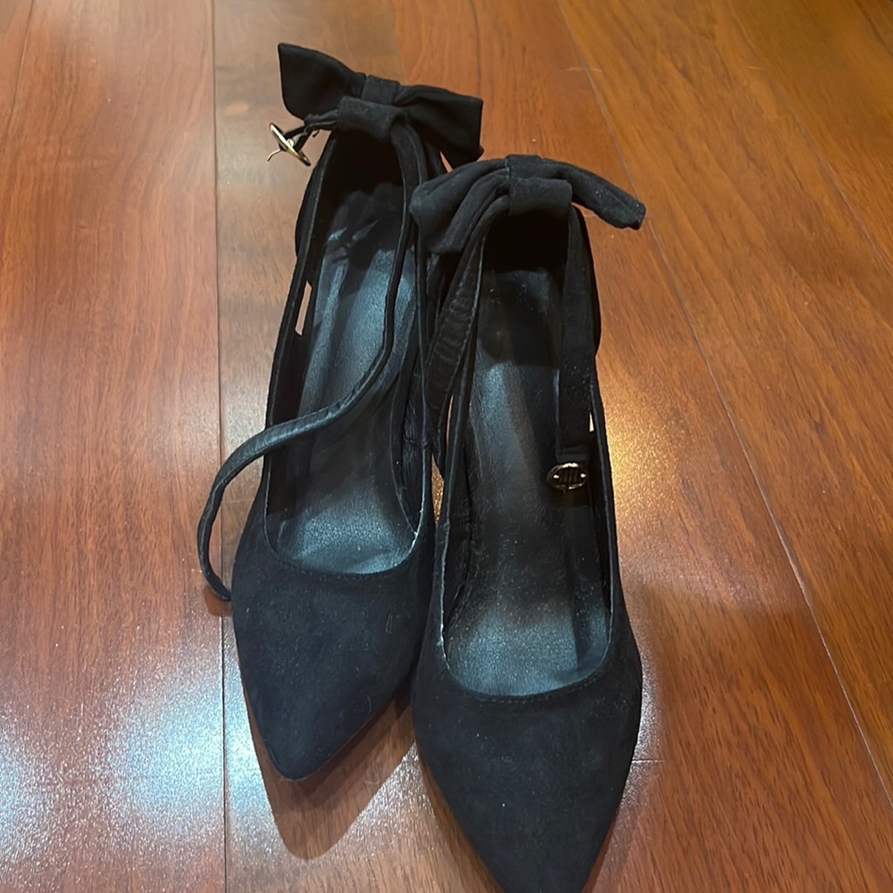 Black heels with lace and bow